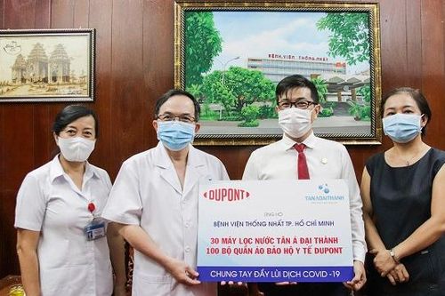 Tân Á Đại Thành và Dupont tặng quà hỗ trợ tuyến đầu chống dịch Covid-19