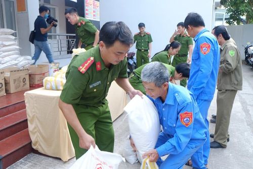 Nhiều phần quà đến tay người gặp khó
