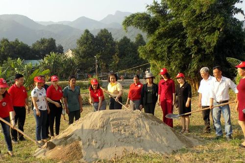 Xây dựng nhà Chữ thập đỏ cho người nghèo