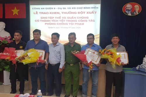 Khen thưởng người dân dũng cảm bắt cướp ở chợ Bình Điền