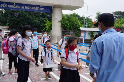 Phụ huynh cảm thấy an tâm, học sinh vui vẻ đến trường sau kỳ nghỉ dài phòng dịch Covid-19