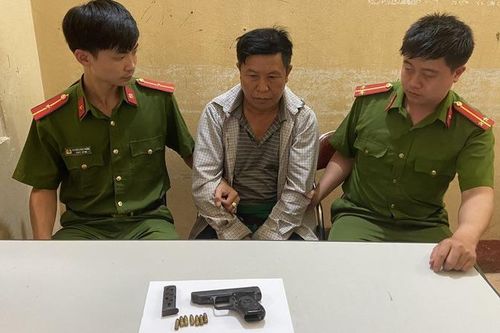 Bắt đối tượng truy nã đặc biệt nguy hiểm có 'hàng nóng'