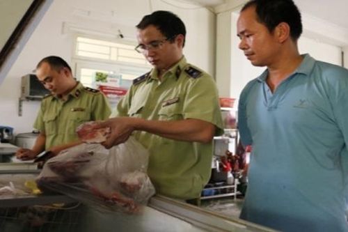 Ninh Bình: Tiêu hủy toàn bộ số thực phẩm ôi thiu, không rõ nguồn gốc