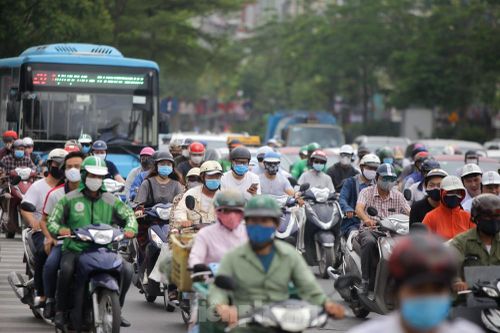 Đường phố Hà Nội đông nghịt ngày đầu học sinh các cấp trở lại trường