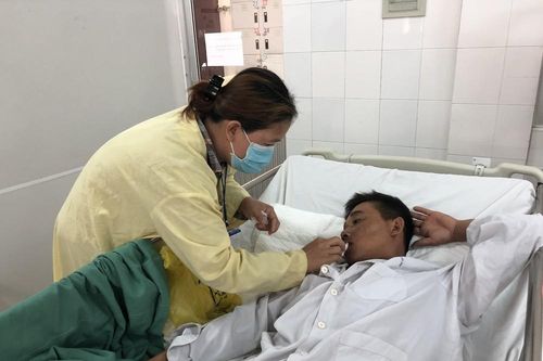 Ăn nhầm cua độc, nam thanh niên phải chuyển viện gấp bằng máy bay