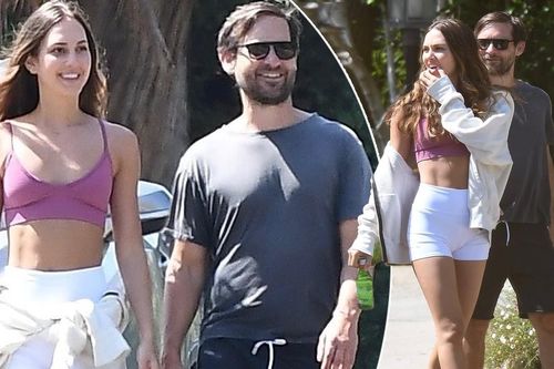 Bạn gái kém 17 tuổi mặc bra gợi cảm dạo phố cùng 'Người Nhện' Tobey Maguire