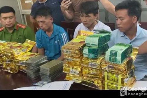 Mật phục bắt 3 đối tượng nhận lô ma túy lớn từ rừng sâu