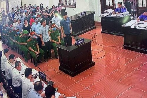 Xét xử 15 bị cáo trong vụ án gian lận điểm thi ở Hòa Bình