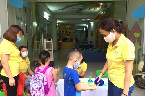 Học sinh mầm non, tiểu học Hà Nội được đo nhiệt độ ngay từ cổng trường sau kỳ nghỉ vì dịch COVID-19