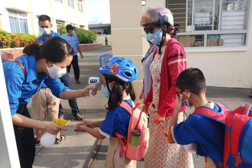 Học sinh TP Hồ Chí Minh háo hức trong ngày đầu tiên trở lại trường sau thời gian nghỉ do dịch COVID-19