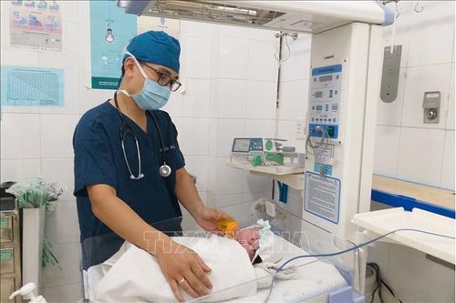 Cứu sống bé gái sơ sinh bị dị tật hở thành bụng bẩm sinh