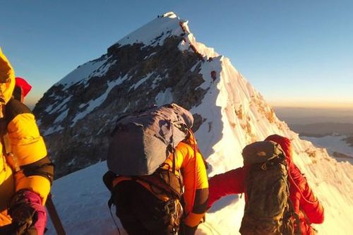 Đài truyền hình Trung Quốc gây phẫn nộ vì muốn 'độc chiếm' đỉnh Everest