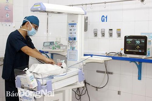 Cứu bé sinh non bị hở thành bụng bẩm sinh hiếm gặp, ruột sa ra ngoài