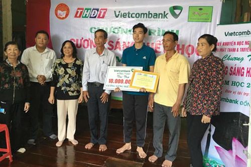 Trao học bổng 'Gương sáng hiếu học'