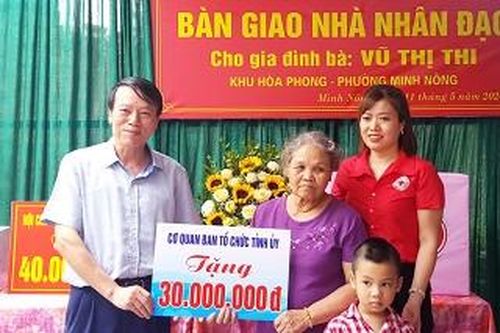Bàn giao nhà nhân đạo cho hộ gia đình có hoàn cảnh đặc biệt khó khăn