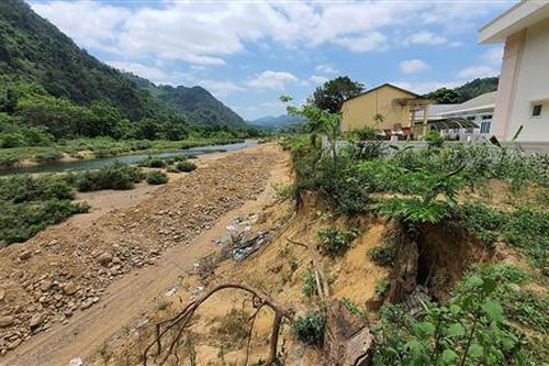 Cần đẩy nhanh tiến độ xây dựng kè chống sạt lở bờ sông Sê Băng Hiêng