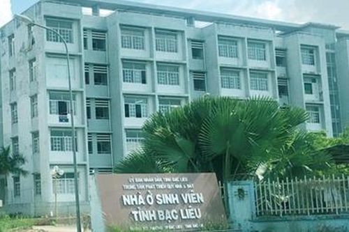Một bệnh nhân mắc COVID-19 được chuyển lên tuyến trên điều trị