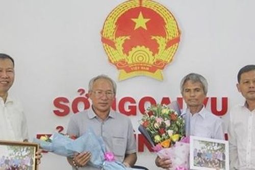 Bàn giao ngư dân được cứu nạn cho Đại sứ quán Philippines
