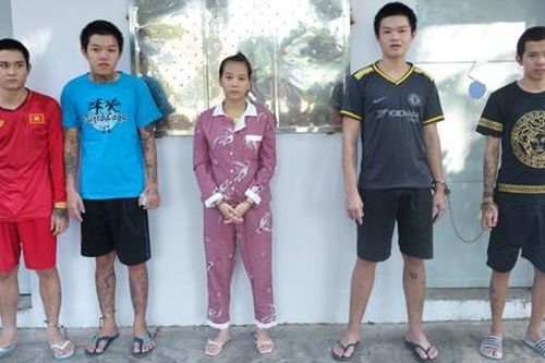 Khởi tố nhóm bán nhang đèn 'chặt chém', đánh du khách ở Miếu Bà Chúa Xứ