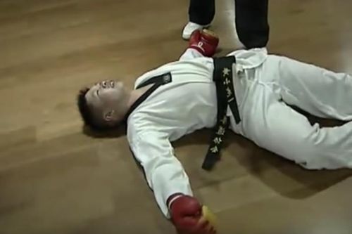 Võ sĩ Muay Thái đá gục đai đen Taekwondo Trung Quốc trong nháy mắt