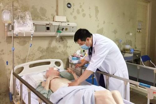 Cụ ông hoại tử hậu môn vì tự thụt rửa tại nhà