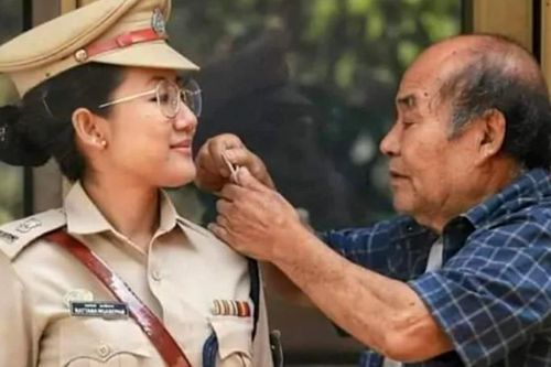 Bức ảnh nghẹn ngào: Cha già ngắm những ngôi sao trên đồng phục cảnh sát của con gái