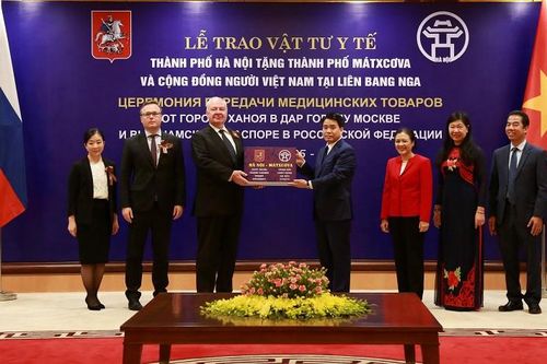 Hà Nội trao tặng Mátxcơva vật tư y tế phòng chống dịch Covid-19