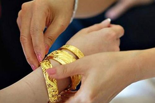 Gia đình cô dâu bỏ trốn mang vàng trả cho nhà trai