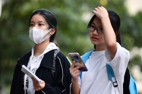 Trở lại trường, học sinh đua nước rút