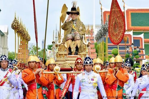Vua Thái Lan gây bức xúc khi 'nghỉ dưỡng sang chảnh' giữa đại dịch
