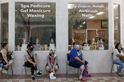 Bị đổ lỗi là nguồn lây virus, người làm nail California tức giận
