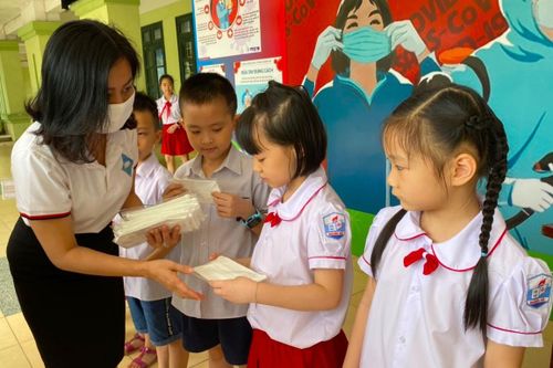 Hàng chục nghìn học sinh thủ đô được tặng khẩu trang kháng khuẩn