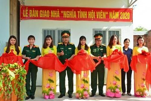 Công ty 732 giúp đỡ công nhân, đồng bào dân tộc thiểu số nghèo