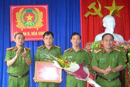 Xứng đáng với sự tin cậy của nhân dân