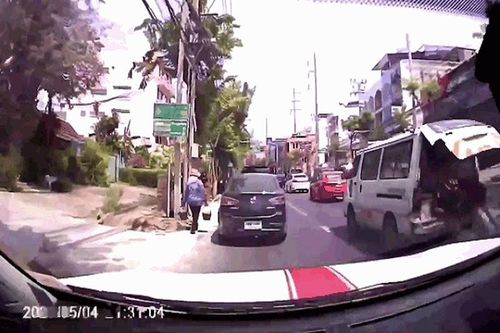 Xe cấp cứu bất ngờ đánh rơi bệnh nhân ngay giữa đường