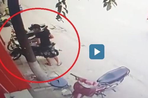 Kẻ gian vào mua hàng rồi trộm xe máy cửa hàng