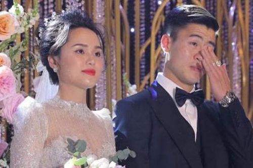 Cầu thủ Duy Mạnh bị đồn đánh đập, hủy trạng thái kết hôn, khiến Quỳnh Anh bức xúc