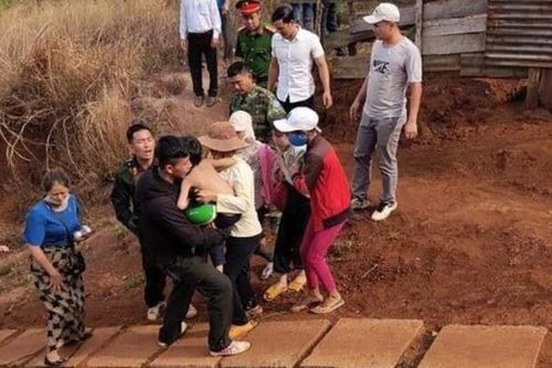Giải cứu hai cháu bé bị bố mẹ tâm thần nhốt nhiều ngày
