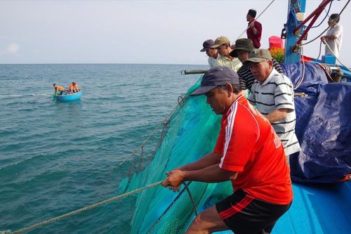 Ngư dân tiếp tục vươn khơi, giữ biển đảo bất chấp lệnh cấm phi pháp của Trung Quốc