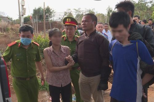 Giải cứu 2 cháu bé bị cha mẹ tâm thần nhốt trong nhà nhiều ngày