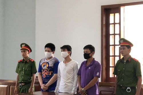 Cha bị hại tiếp tay để bị cáo thoát tội hiếp dâm