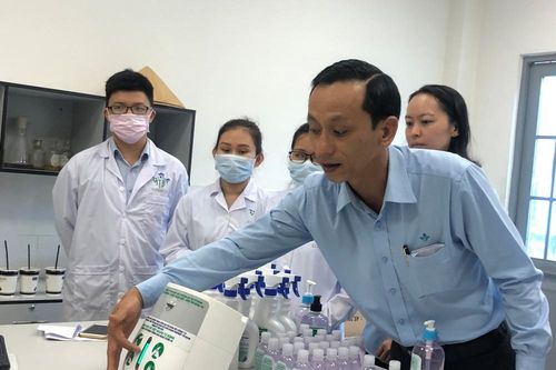 Chế tạo máy rửa tay sát khuẩn từ... hộp khăn giấy