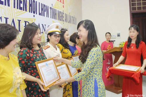 Tuyên dương phụ nữ điển hình tiên tiến ở Nghệ An