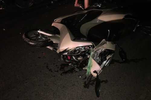 Hai xe máy đâm nhau trong đêm, 3 người bị thương nặng