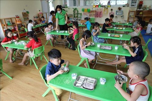 Tăng cường kiểm soát y tế, VSATTP để 'vừa tổ chức dạy - học, vừa chống dịch lâu dài'