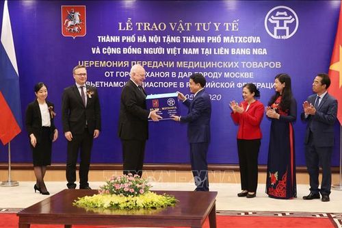 Hà Nội hỗ trợ vật tư y tế chống dịch COVID-19 cho thành phố Mát-xcơ-va