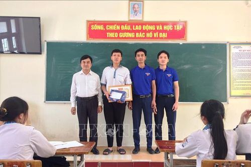 Khen thưởng học sinh lớp 11 ở Quảng Bình dũng cảm cứu hai người bị đuối nước