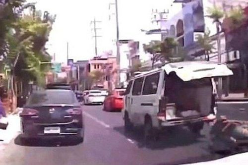 Hoảng hồn xe cứu thương 'đánh rơi' bệnh nhân trên đường đi cấp cứu