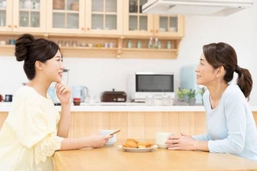 Con dâu 'phát điên' vì sở thích 'quái gở' của mẹ chồng