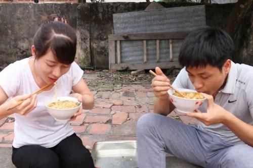 Phụ nữ đừng hỏi chồng: 'Lương tháng này bao nhiêu?' mà hãy hỏi 'Hôm nay anh có mệt lắm không?'